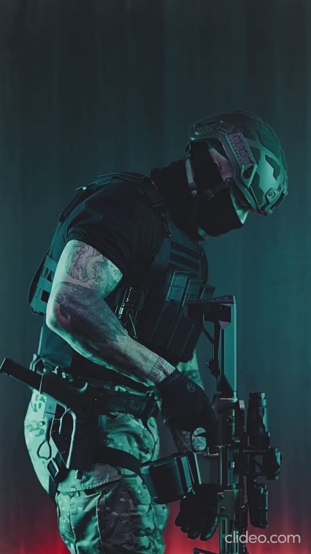 Démo vidéo d'un opérateur des forces spéciales équipé d'un casque arch et d'un gilet tactique